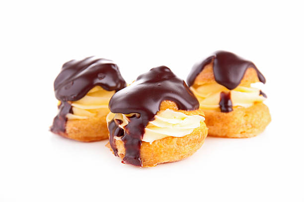 profiteroles - профитроль стоковые фото и изображения