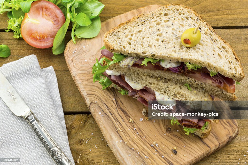 sandwich au Pastrami sur brown - Photo de Aliment libre de droits
