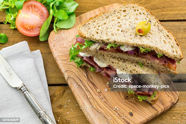 Photo libre de droit de Sandwich Au Pastrami Sur Brown banque d'images et plus d'images libres de droit de Aliment - Aliment, Aliment en portion, Aliment en saumure