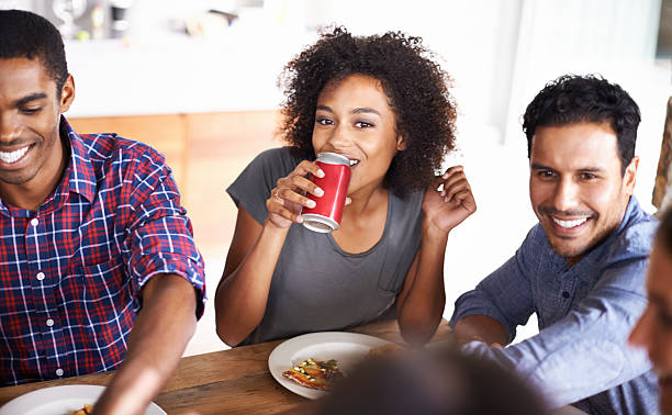 따라잡고 친구들과 함께 피자 - pizza eating african descent lunch 뉴스 사진 이미지