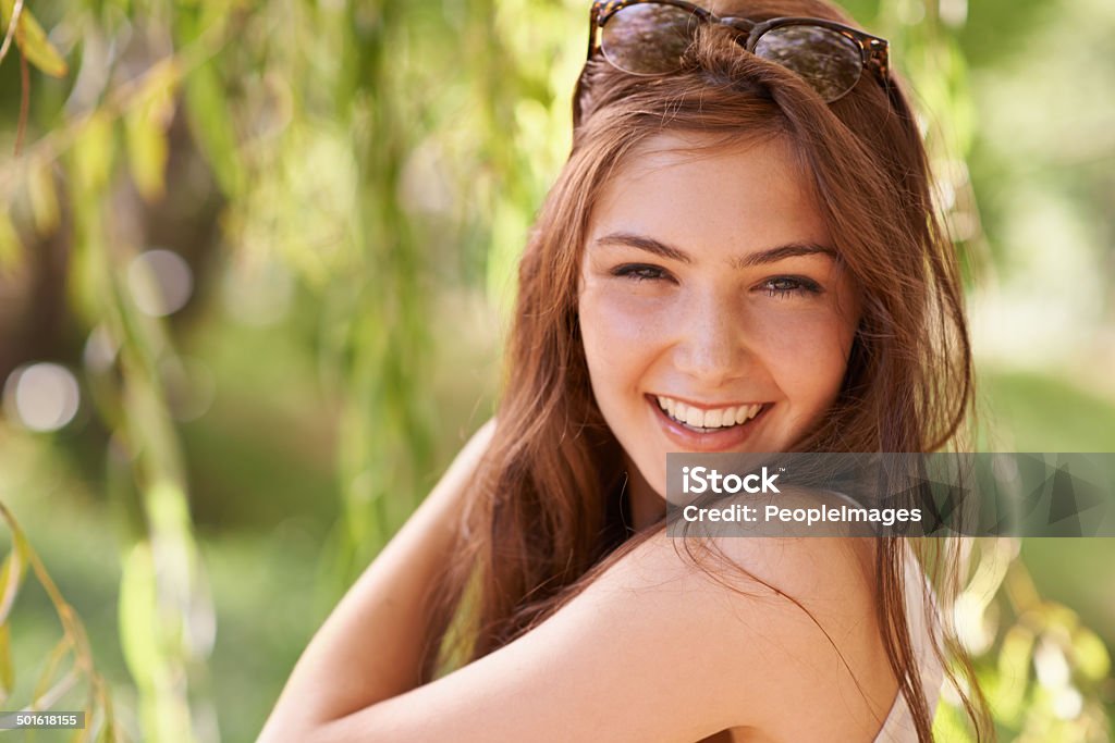 Be-YOU-tiful! Portrait of an attractive teenage girl standing by a willow treehttp://195.154.178.81/DATA/i_collage/pi/shoots/783557.jpg 16-17 Years Stock Photo