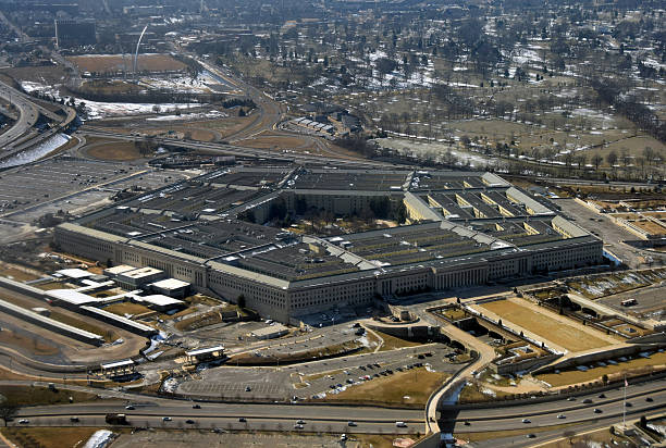 nós pentágono vista de cima - pentagon imagens e fotografias de stock