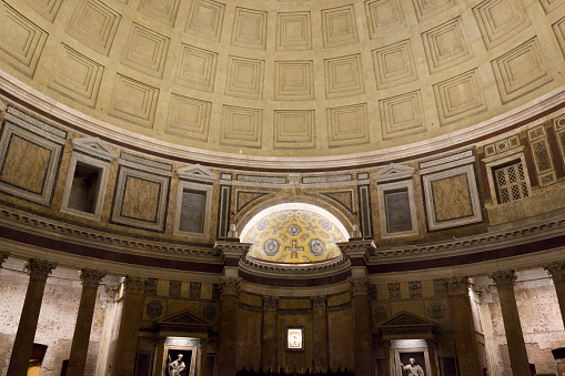 Panteón interiores en la noche en Roma photo