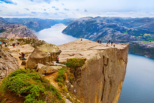 cliff preikestolen in fjord lysefjord – norwegen - lysefjord stock-fotos und bilder