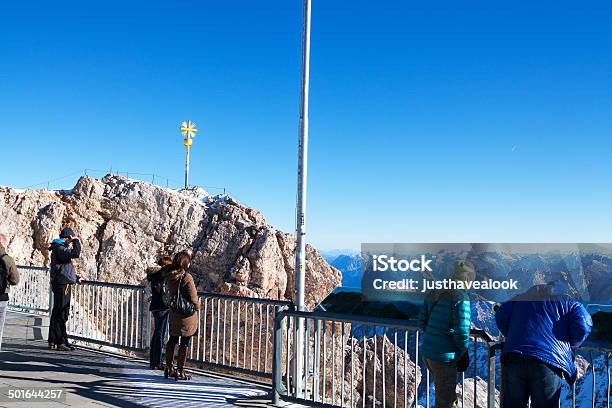 Turystów I Peak Krzyż Z Zugspitze - zdjęcia stockowe i więcej obrazów Alpy - Alpy, Bawaria, Dorosły