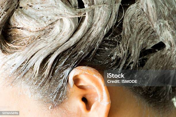 Der Prozess Der Haare Färben Haare Färben Haarcoloration Stockfoto und mehr Bilder von Menschliches Haar