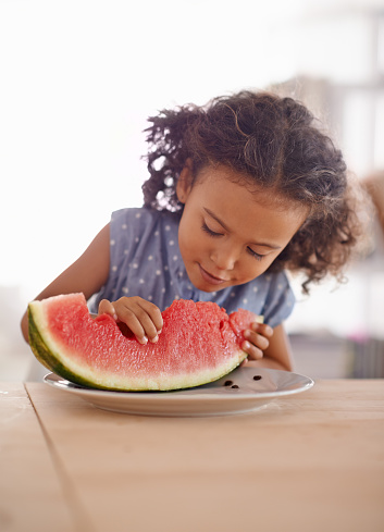 Shot of a cute little girl eating watermelon at a tablehttp://195.154.178.81/DATA/i_collage/pi/shoots/783539.jpg