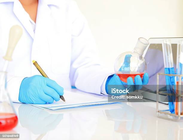 Scienctists Trabajando En Laboratorio Centrarse En Dedo Foto de stock y más banco de imágenes de Adulto