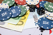 poker-chips-mit-spielkarte-euro-note-as-background.jpg?b=1&s=170x170&k=20&c=p7wgUdAbYQ3Ji9qI2471G94gPhYAX5lREwAJkwfexhE=
