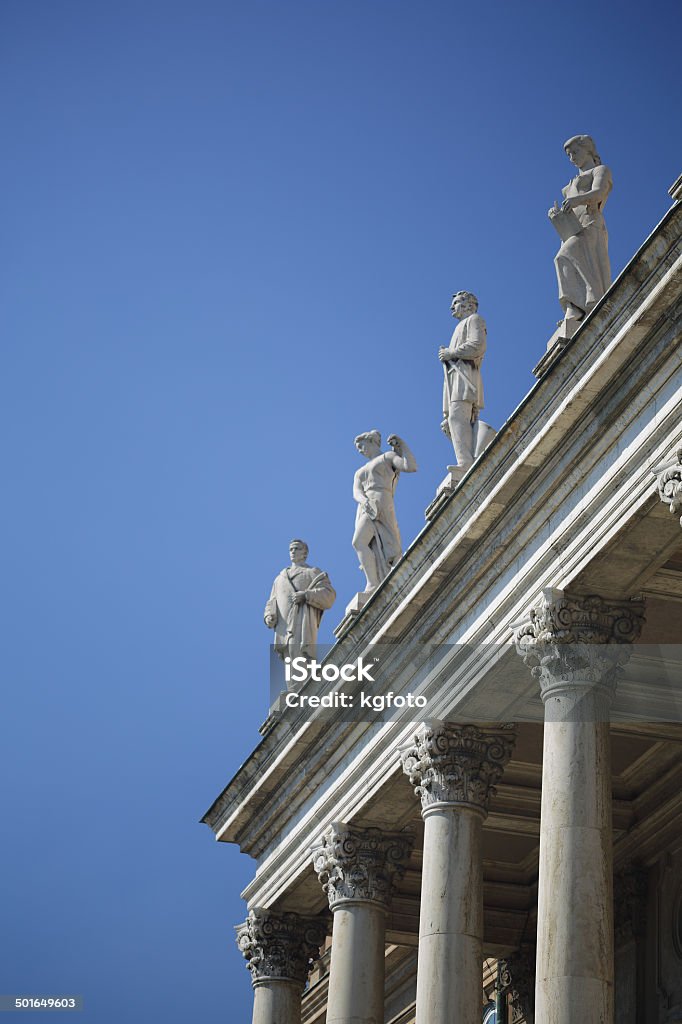 Colonne con statue in Palazzo Reale di Budapest - Foto stock royalty-free di Ambientazione esterna