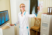 arzt-blick-auf-x-ray-in-hospital.jpg?b=1&s=170x170&k=20&c=IB32iEcZMkRyuoapKUvpRPFP9CSLtgVaQjLMF9H5RXw=