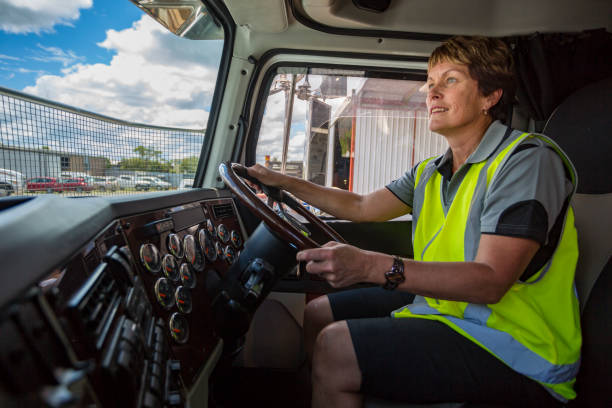 mujer feliz usando conducir un camión de ropa de alta visibilidad - truck driver truck driver driving fotografías e imágenes de stock