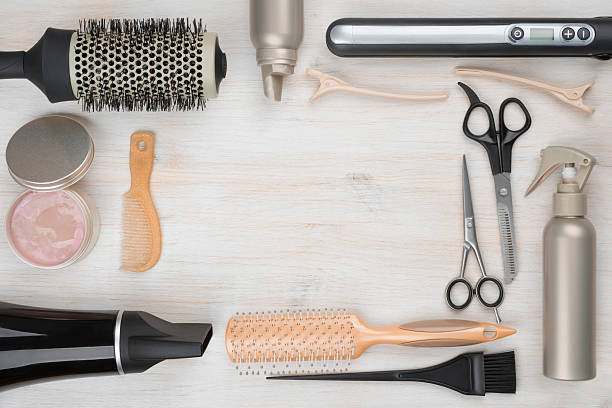 hairdressing herramientas sobre fondo de madera con copyspace en el medio - hair care hairbrush hair dryer human hair fotografías e imágenes de stock