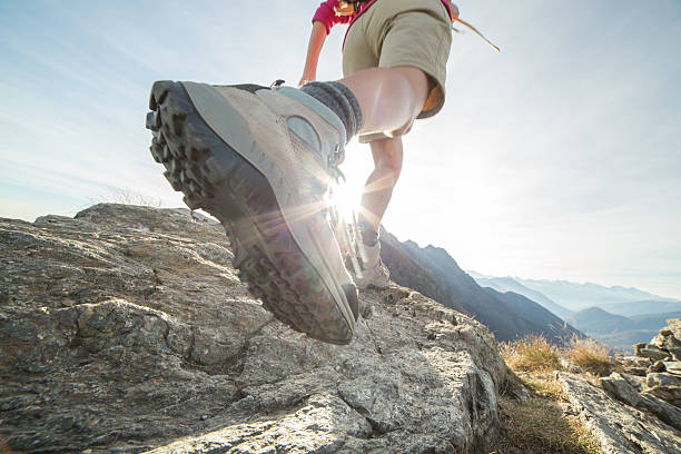 en ridge para excursionistas caminar hacia la luz del sol - switzerland hiking boot outdoor pursuit recreational pursuit fotografías e imágenes de stock