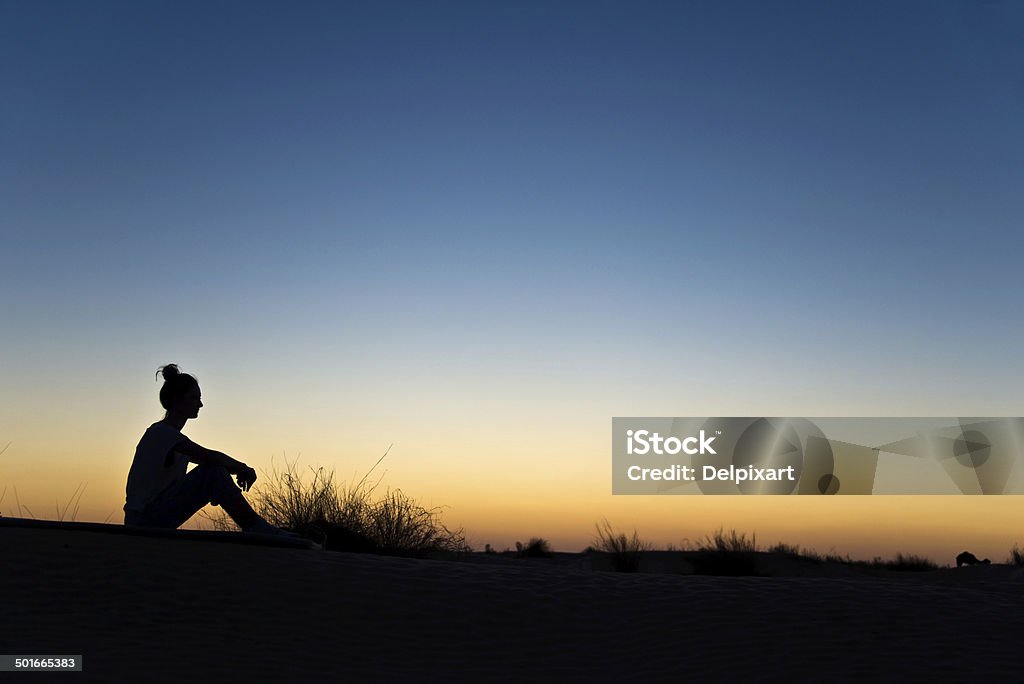 Silhouette einer Frau sitzt in den Sonnenuntergang - Lizenzfrei Anfang Stock-Foto