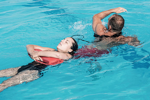 bagnino di salvataggio di formazione - lifeguard swimming pool summer swimming foto e immagini stock