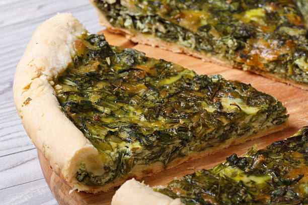 deliciosos e saudável com espinafre macro tarte de legumes - pie spinach spanakopita filo pastry imagens e fotografias de stock