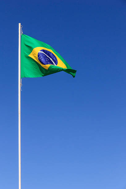 brasilianische flagge winken - mast stock-fotos und bilder