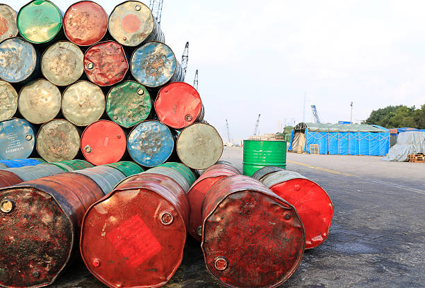 赤い barrell 香港、中国 - paint gallon ストックフォトと画像