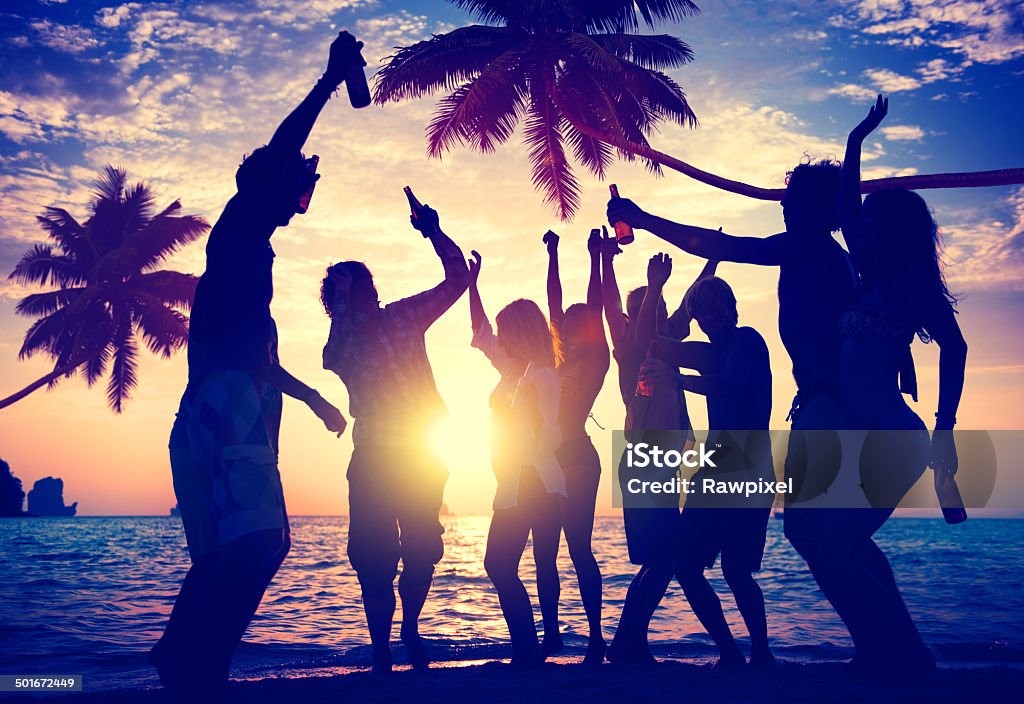 La gente disfruta de fiesta en la playa - Foto de stock de Playa libre de derechos