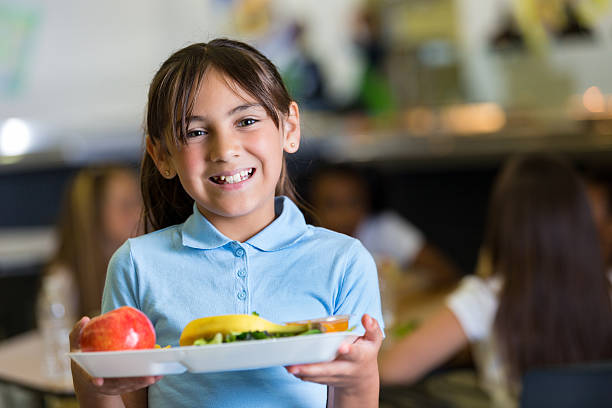 linda chica hispana en la escuela cafeteria comedor privado - women food smiling serving size fotografías e imágenes de stock