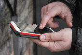 zeigefinger-auf-dem-bildschirm-des-mobiltelefons.jpg?b=1&s=170x170&k=20&c=hruhjbJx5KWOh96ikjxNUgshep9CnVVZpRoPcxQ1LIs=