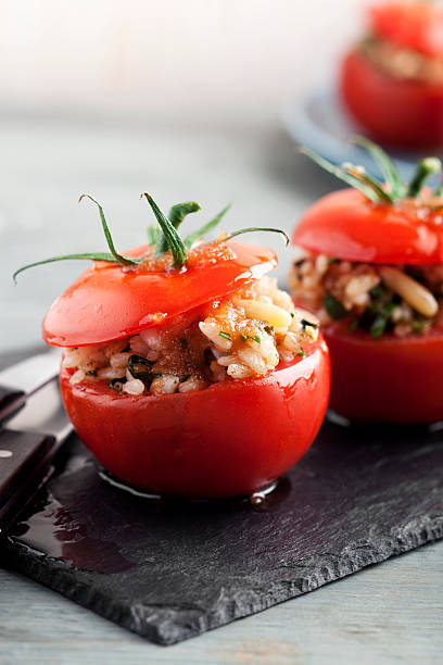 faszerowany pomidor - stuffed tomato zdjęcia i obrazy z banku zdjęć