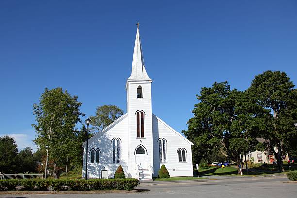 vue de l'église à mahone bay, au canada. - mahone bay photos et images de collection