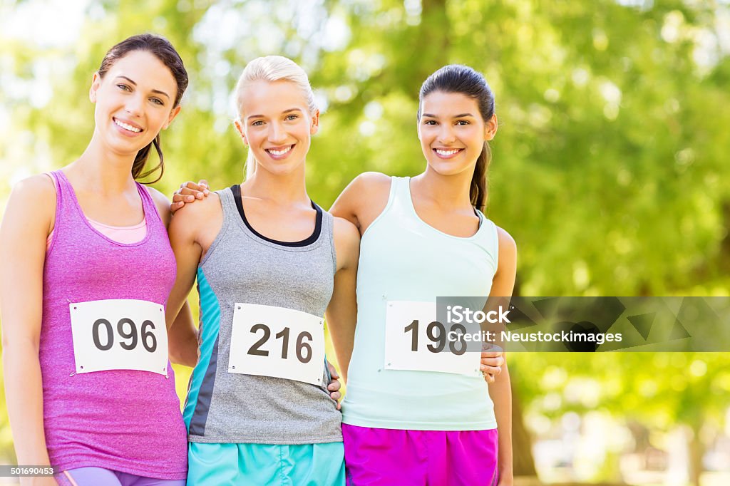 Les coureurs du Marathon de confiant debout bras autour du parc - Photo de Action caritative et assistance libre de droits