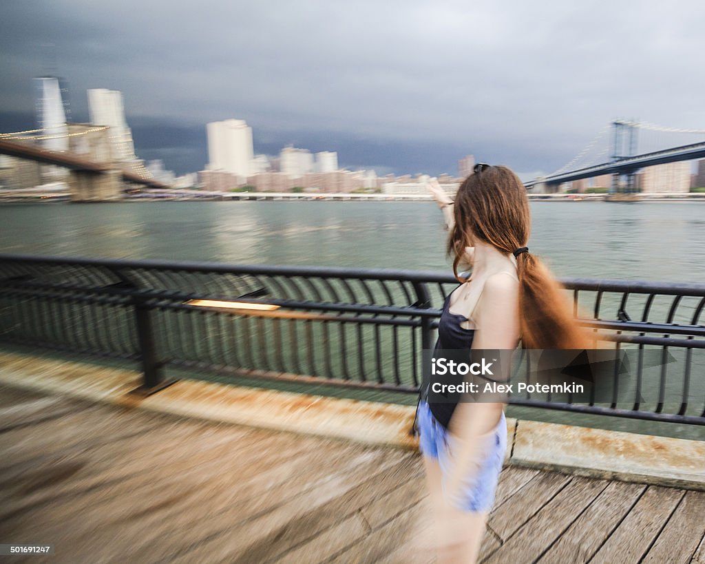 Teen Dziewczyna Patrząc na Manhattan w Burza z piorunami - Zbiór zdjęć royalty-free (12-13 lat)