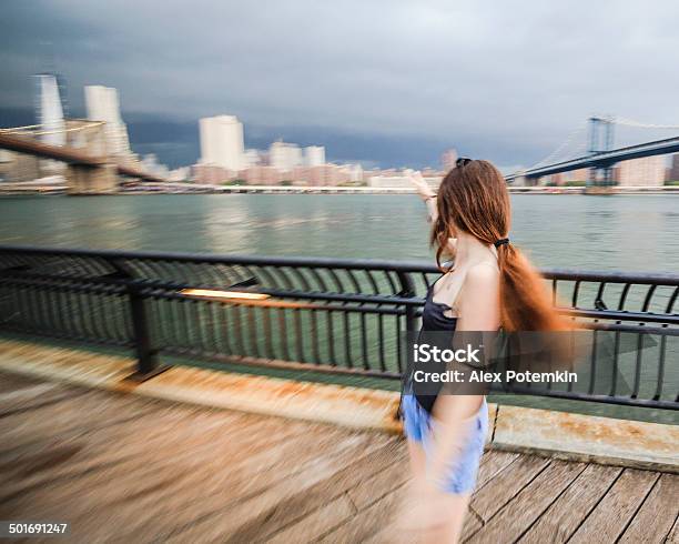 Teen Dziewczyna Patrząc Na Manhattan W Burza Z Piorunami - zdjęcia stockowe i więcej obrazów 12-13 lat