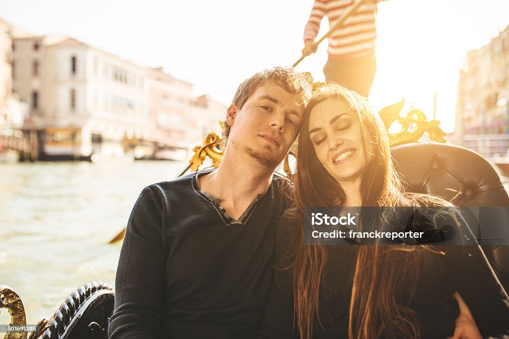 Романтическая пара близость на гондоле в Венеции - Стоковые фото 30-39 лет роялти-фри