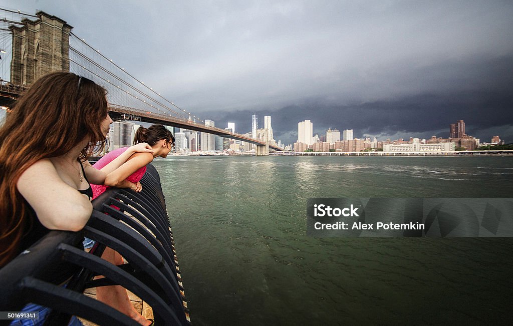 Zwei Mädchen-Schwestern, die nach Manhattan unter Gewitter - Lizenzfrei Teenager-Alter Stock-Foto