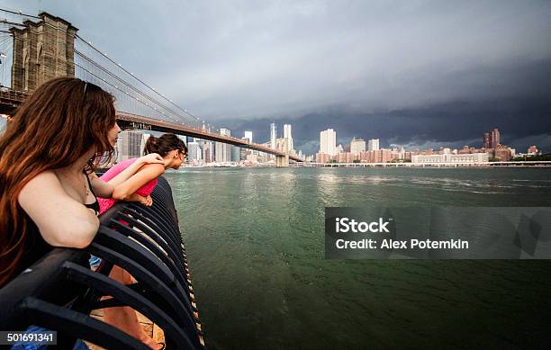 Photo libre de droit de Deux Jeunes Filles Sœurs Regardant À Manhattan En Orage banque d'images et plus d'images libres de droit de Adolescent