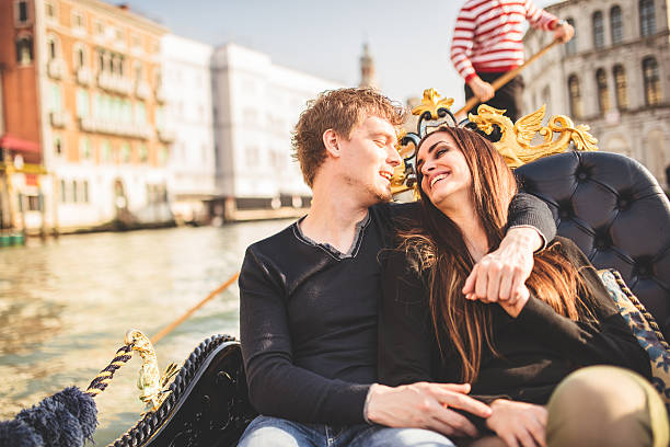 casal romântico união na gôndola em veneza - men gondolier people activity imagens e fotografias de stock