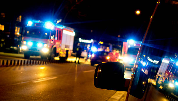 ambulanza nel traffico - vehicle wreck foto e immagini stock