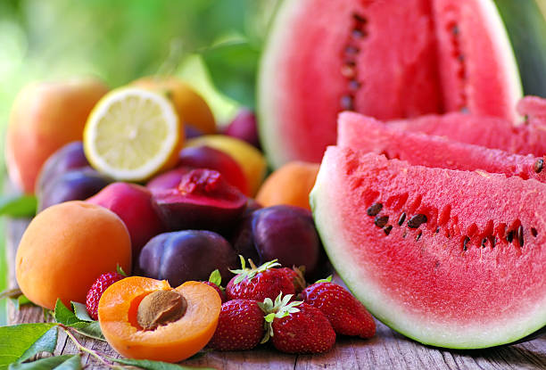 frisches obst auf holztisch - watermelon fruit summer portion stock-fotos und bilder