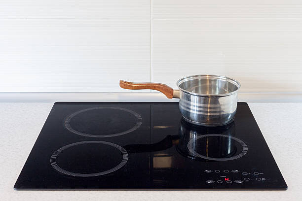 pot in moderne küche mit induktionsherd - stove ceramic burner electricity stock-fotos und bilder