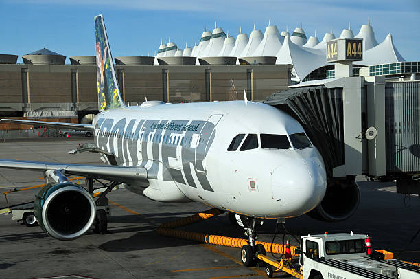 frontier airlines aereo all'aeroporto internazionale di denver - airbus a319 foto e immagini stock