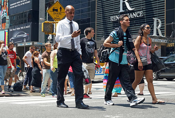 люди, пересекающих улицу - new york city times square crowd people стоков�ые фото и изображения