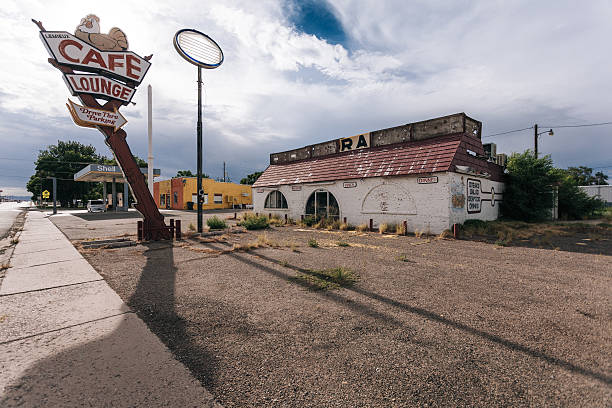 opuszczony kawiarnia na trasie 66, stany zjednoczone - route 66 retro revival american culture sign zdjęcia i obrazy z banku zdjęć