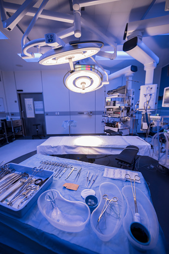 Instrumentos quirúrgicos toda listo para su uso en cine de funcionamiento photo