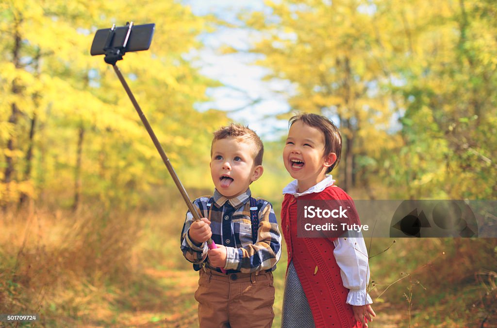 Dos niños kids tomando autofoto - Foto de stock de 2015 libre de derechos