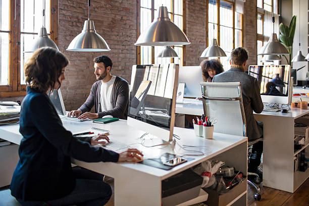 junge menschen arbeiten im büro ein startup - kleines büro stock-fotos und bilder