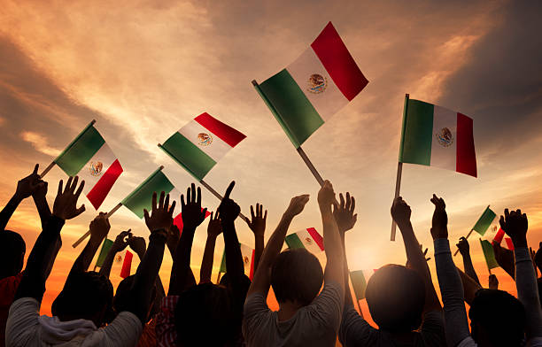 grupo de gente que sujeta national flags de méxico - mexico fotografías e imágenes de stock