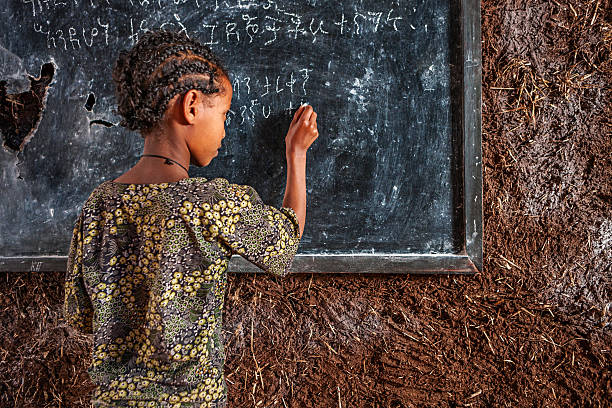 rapariga africano é aprendizagem de línguas amárico - education blackboard africa youth culture imagens e fotografias de stock