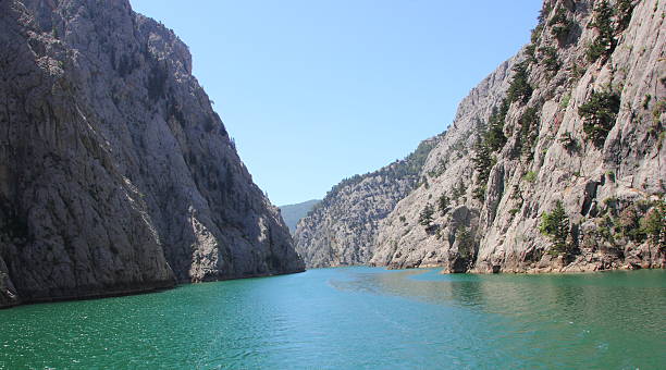 lago verde in turchia - long exposure rock cloud sky foto e immagini stock