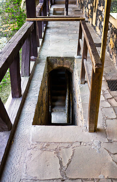 вход в подземелье - directly below low angle view stone staircase стоковые фото и изображения