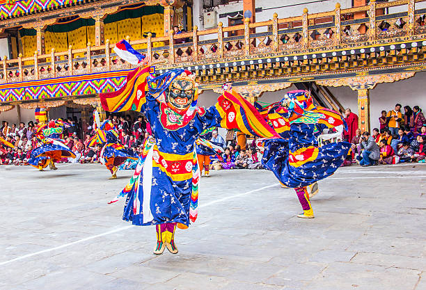 jaune dancers - tibet monk buddhism tibetan culture photos et images de collection