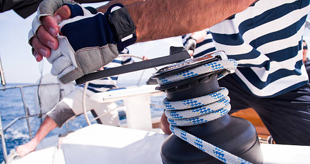 締め付け、セーリング - cable winch sailing yacht sport ストックフォトと画像